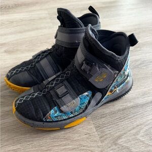 Nike LeBron Soldier 13 basketball shoes youth size 4